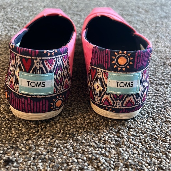 Size 7w Tom’s pink Aztec/desert-y print slip ons - Picture 3 of 5